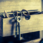 herramientas-cerraduras-y-llaves-en-taller-viejo-de-los-cerrajeros-74018657